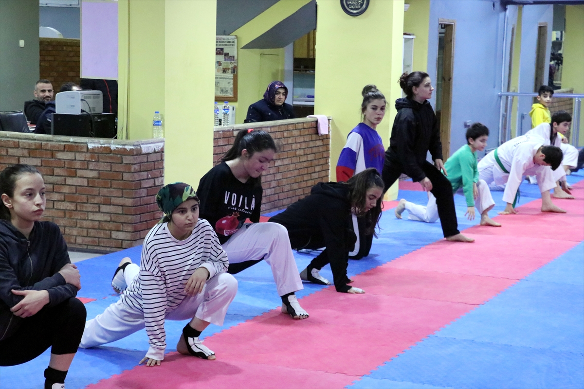 a Doğuştan kolları olmayan kızını sporla hayata bağladı