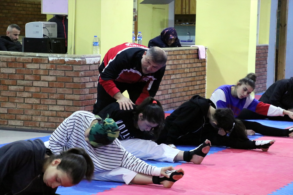 a Doğuştan kolları olmayan kızını sporla hayata bağladı