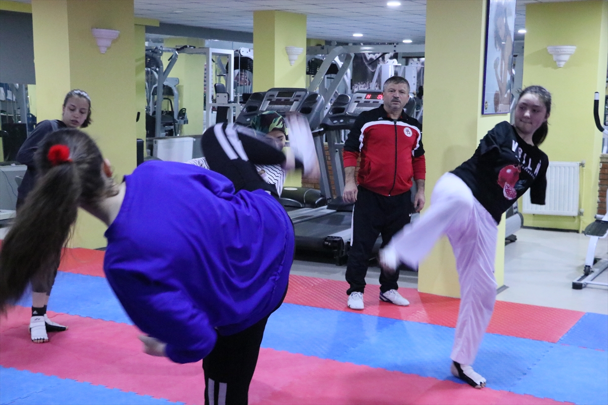 a Doğuştan kolları olmayan kızını sporla hayata bağladı