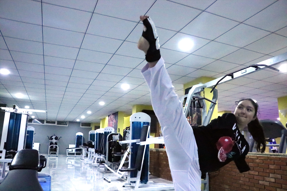 a Doğuştan kolları olmayan kızını sporla hayata bağladı