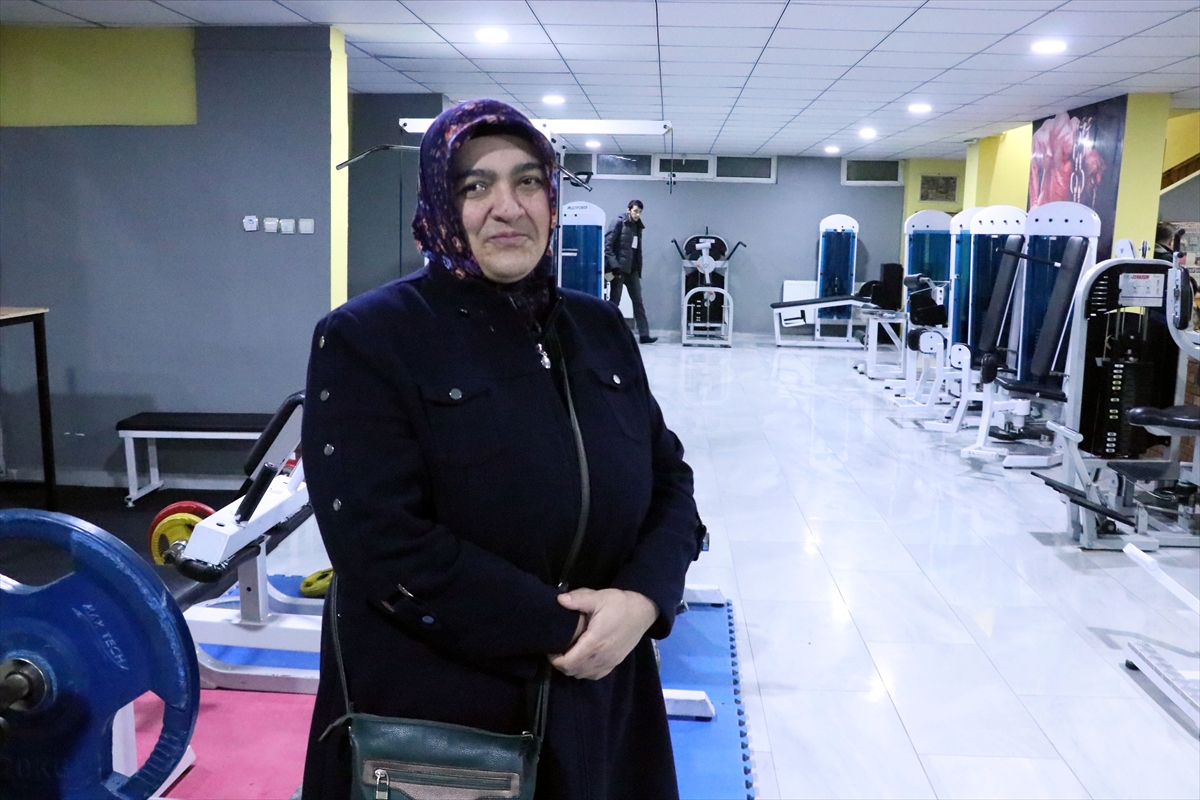 a Doğuştan kolları olmayan kızını sporla hayata bağladı