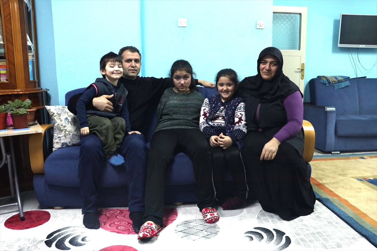 a Doğuştan kolları olmayan kızını sporla hayata bağladı