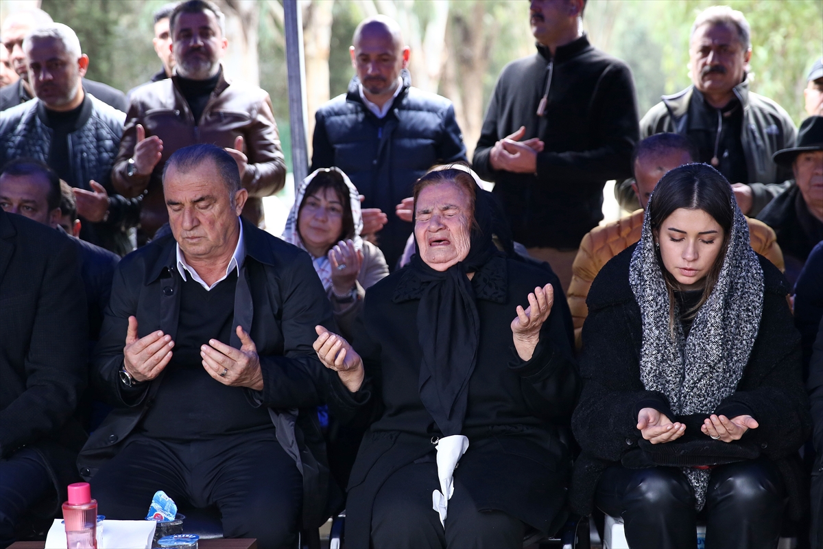 a Fatih Terim, babasını mezarı başında andı