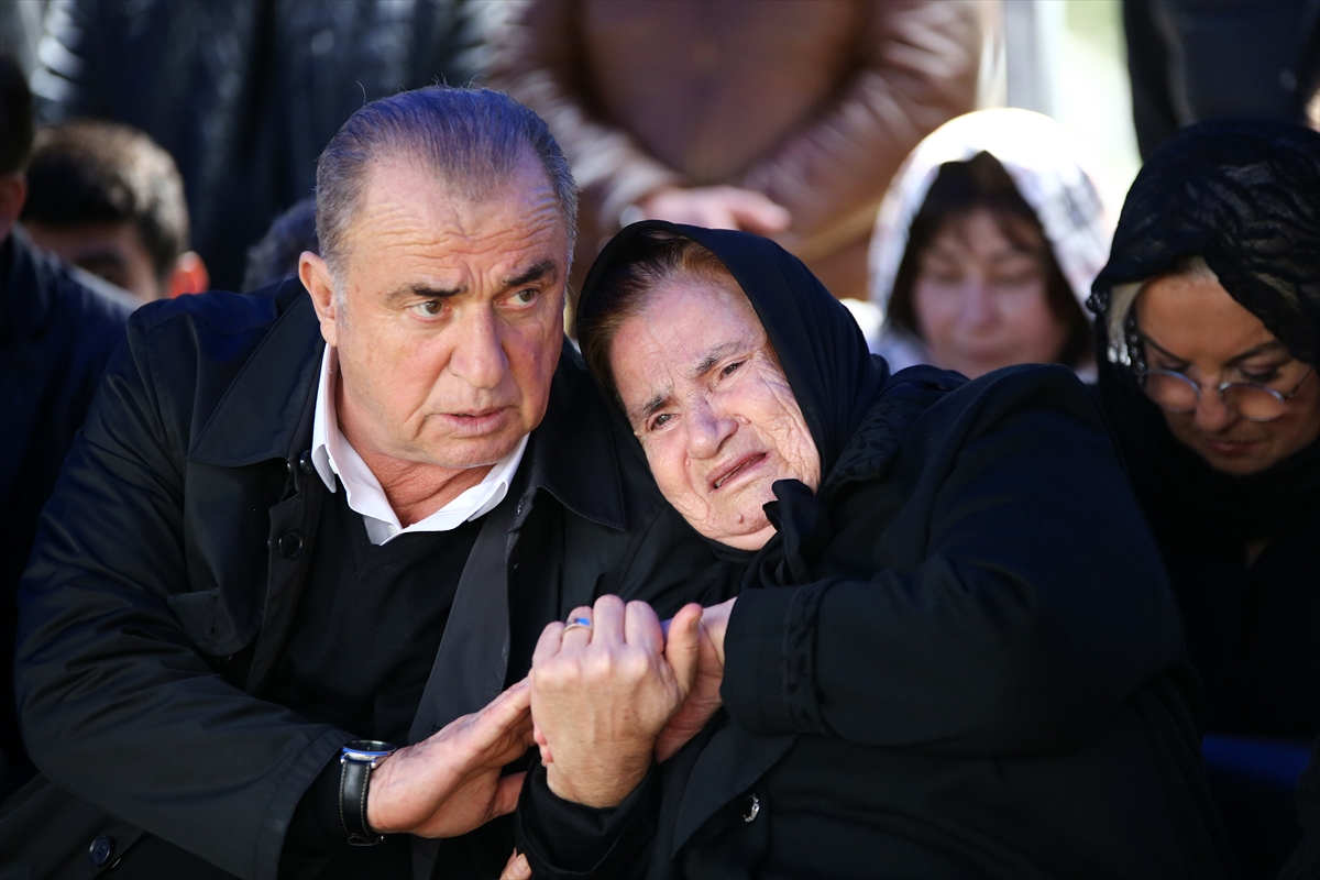 a Fatih Terim, babasını mezarı başında andı