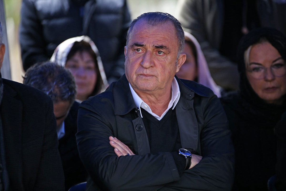 a Fatih Terim, babasını mezarı başında andı