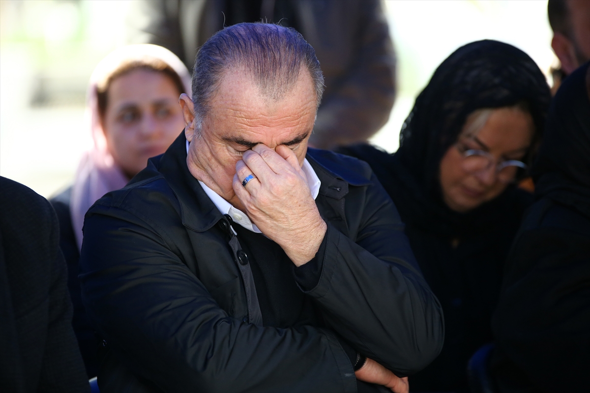 a Fatih Terim, babasını mezarı başında andı