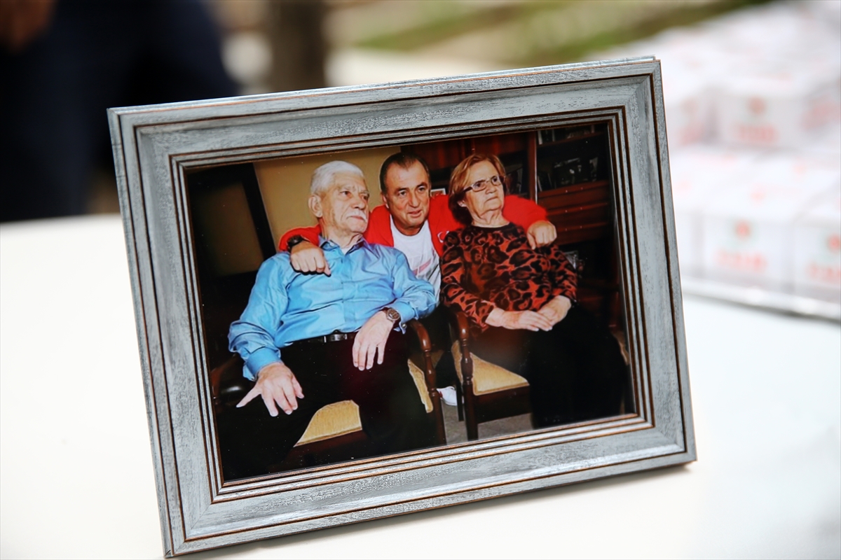 a Fatih Terim, babasını mezarı başında andı