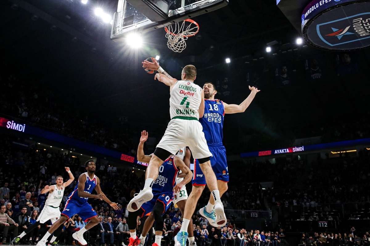 a Anadolu Efes, Litvanya ekibi Zalgiris mağlup etti