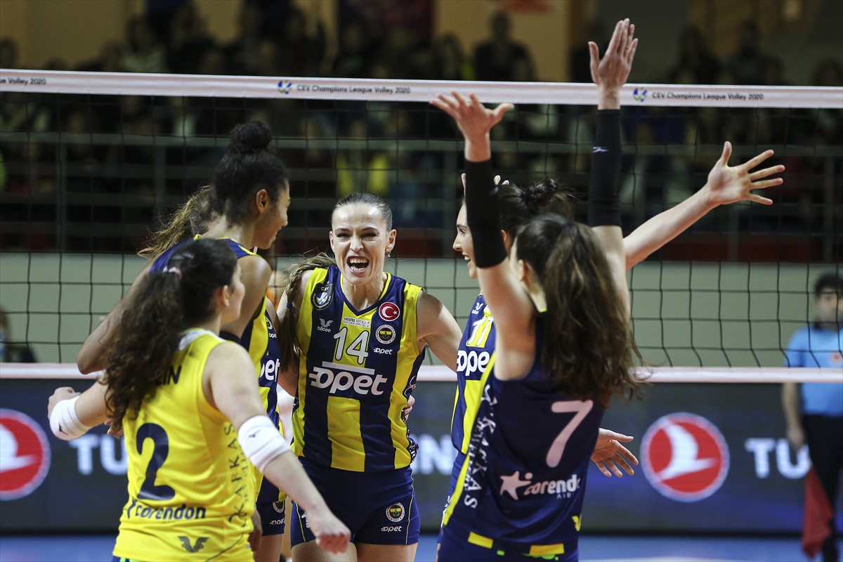 Eczacıbaşı, Fenerbahçe'yi yenerek liderliğini sürdürdü