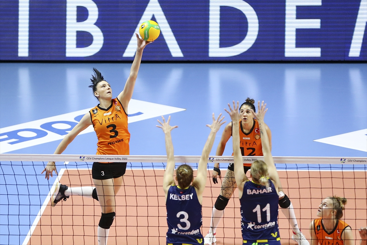 Eczacıbaşı, Fenerbahçe'yi yenerek liderliğini sürdürdü