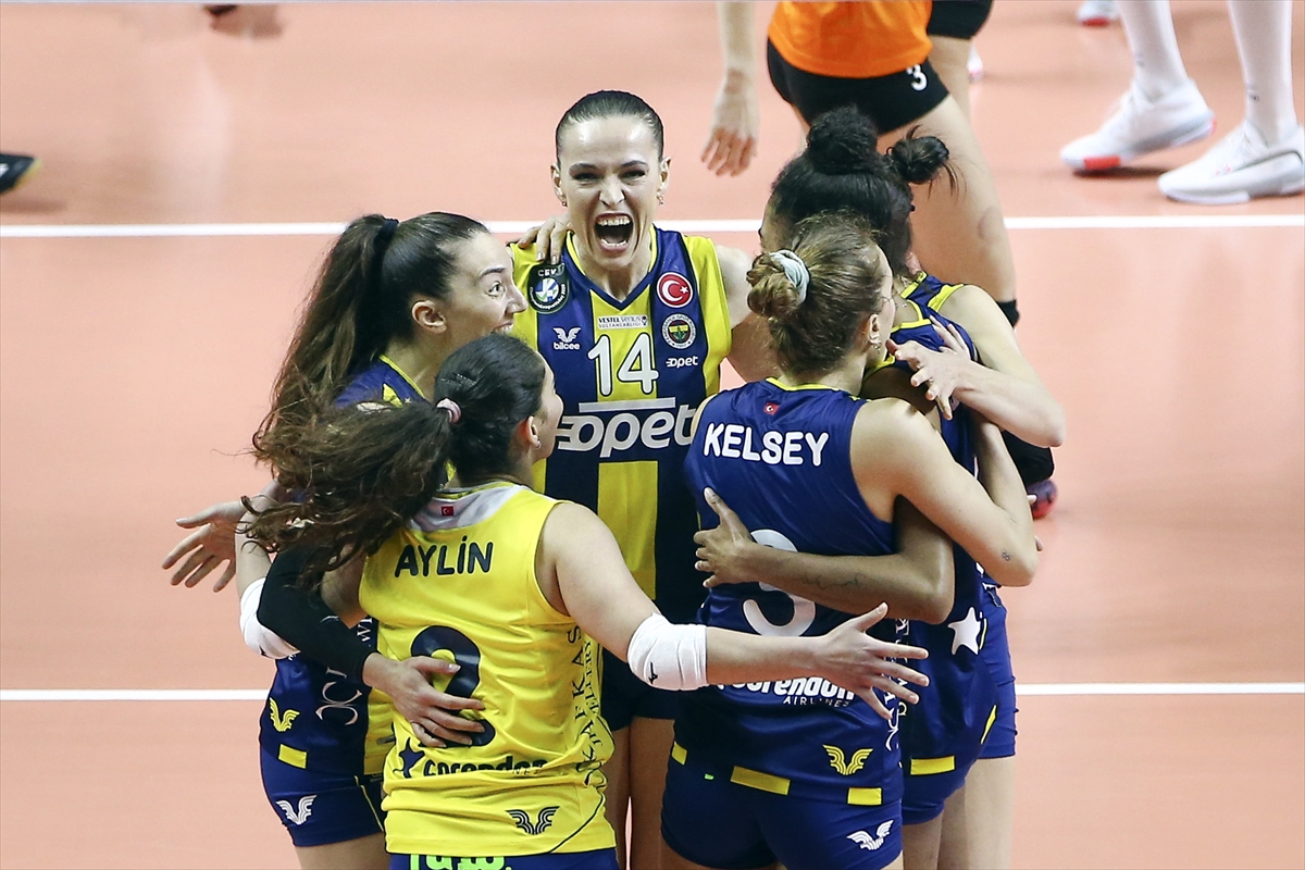 Eczacıbaşı, Fenerbahçe'yi yenerek liderliğini sürdürdü