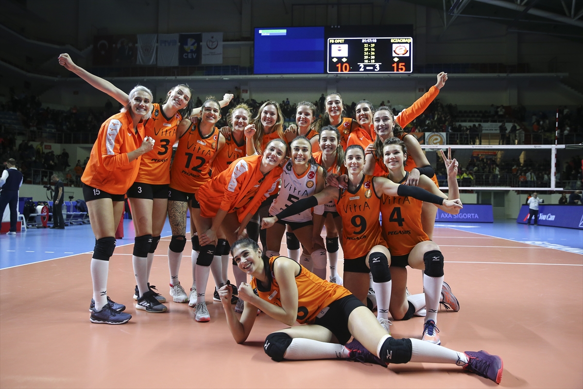 Eczacıbaşı, Fenerbahçe'yi yenerek liderliğini sürdürdü