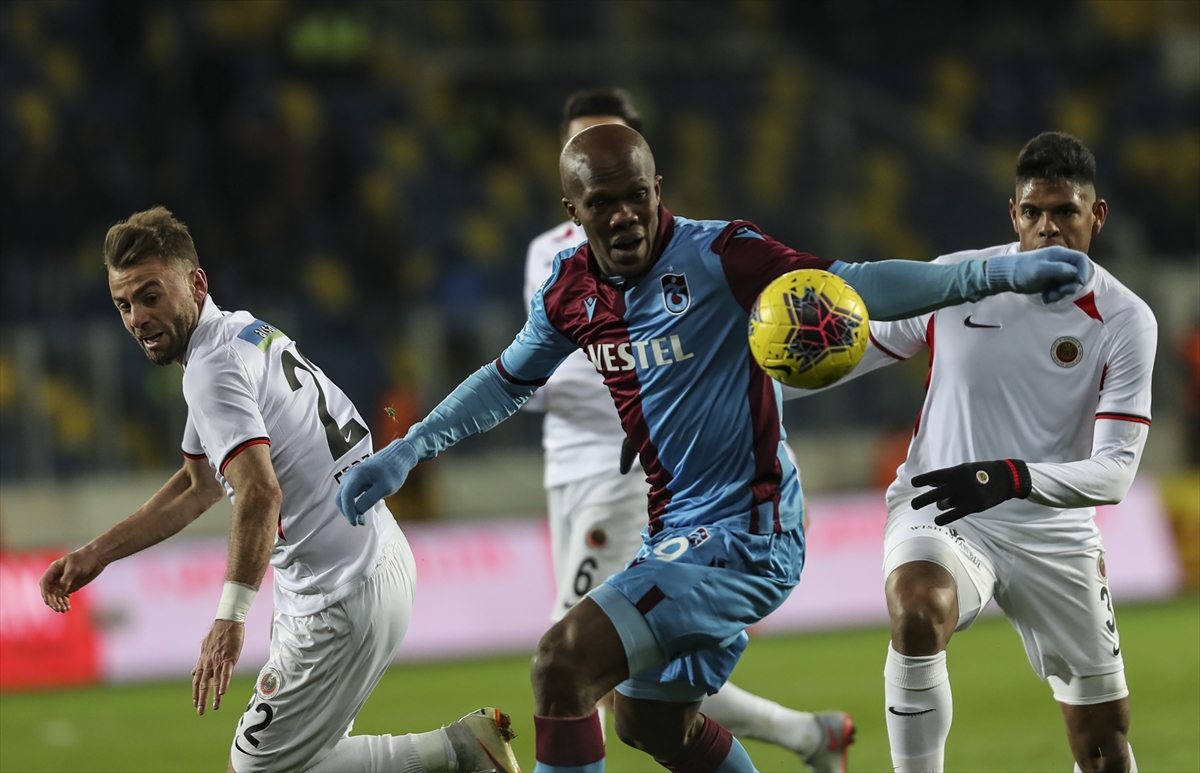 Gençlerbirliği'ni yenen Trabzonspor, maç eksiğiyle lider