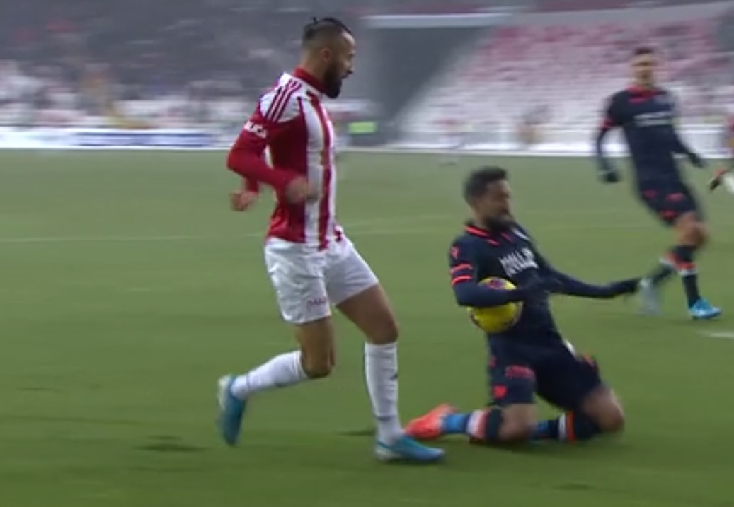 Hakemler yine skandal hatalar yaptı