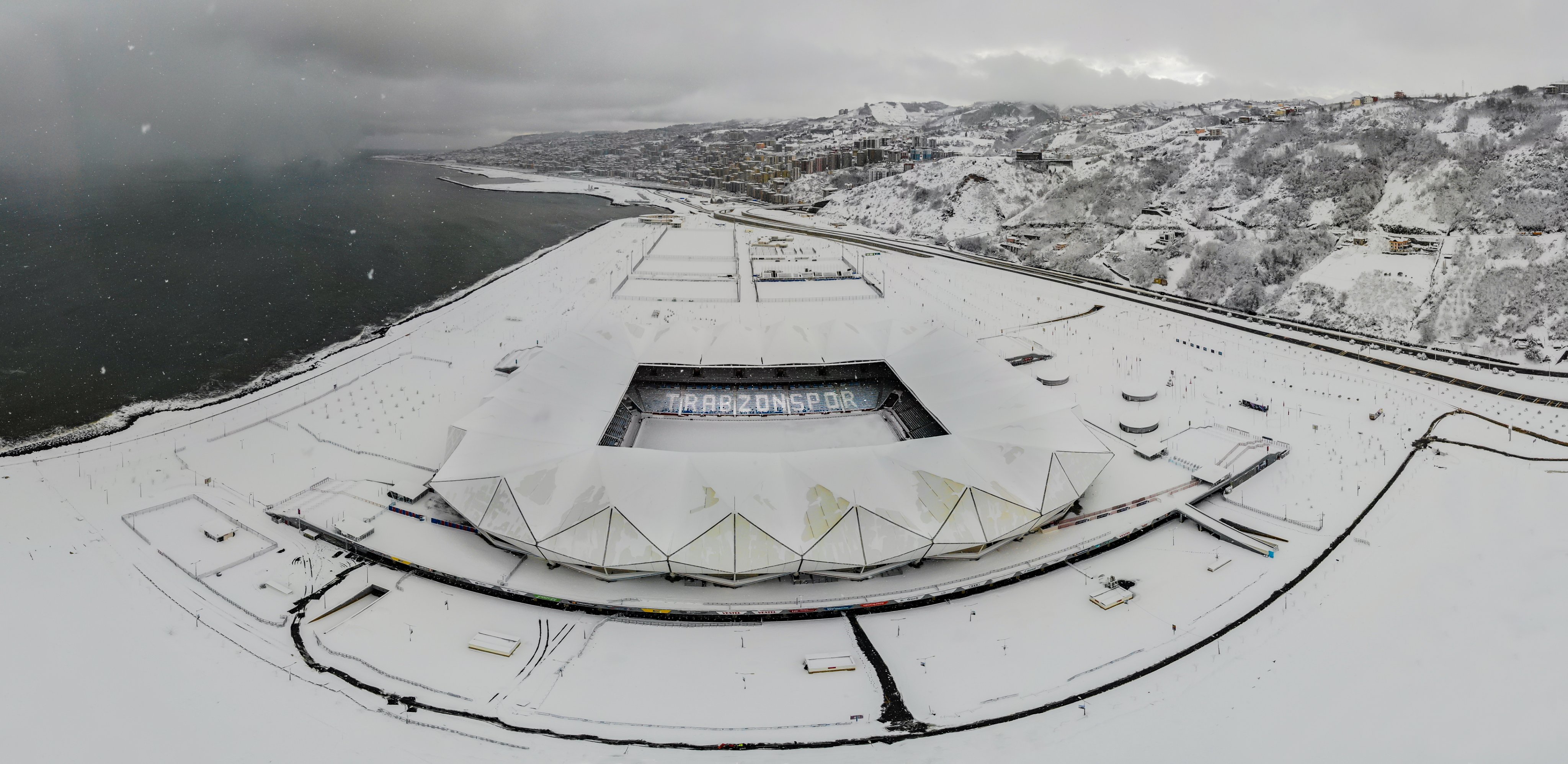 Akyazı Stadı kara büründü