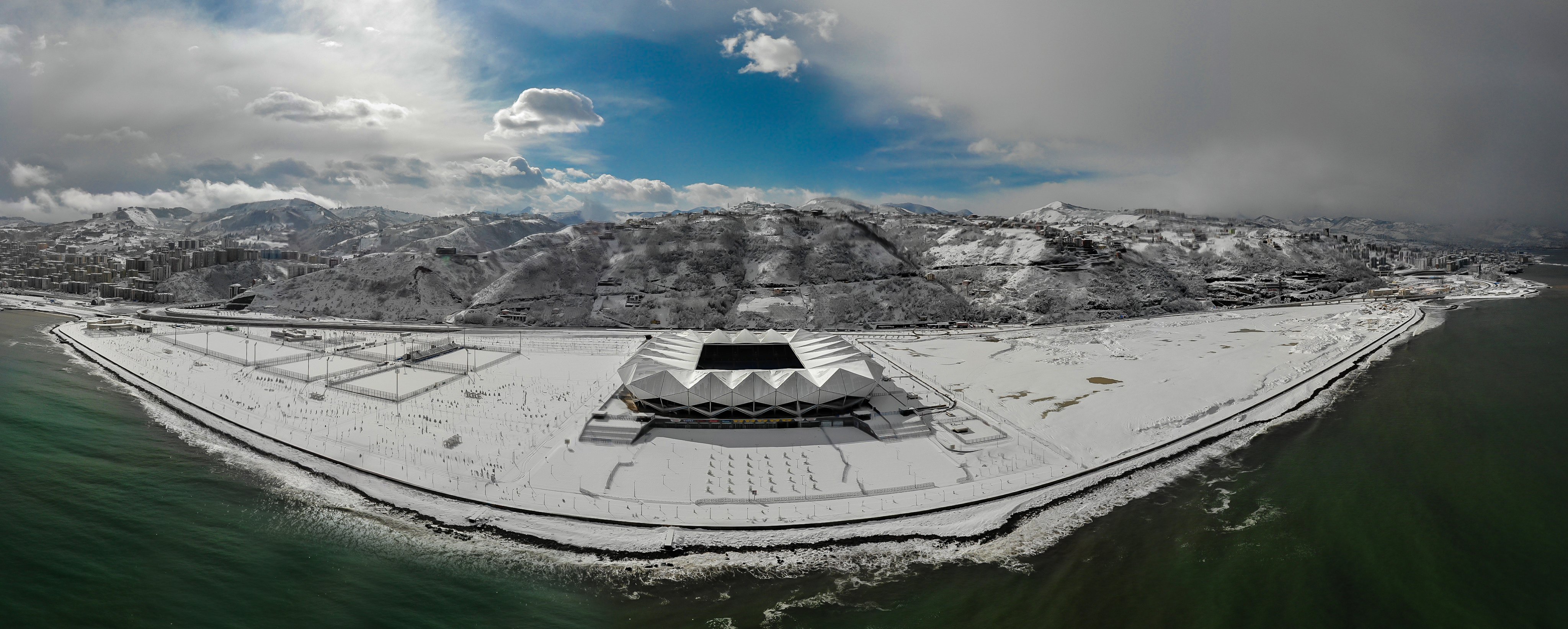 Akyazı Stadı kara büründü