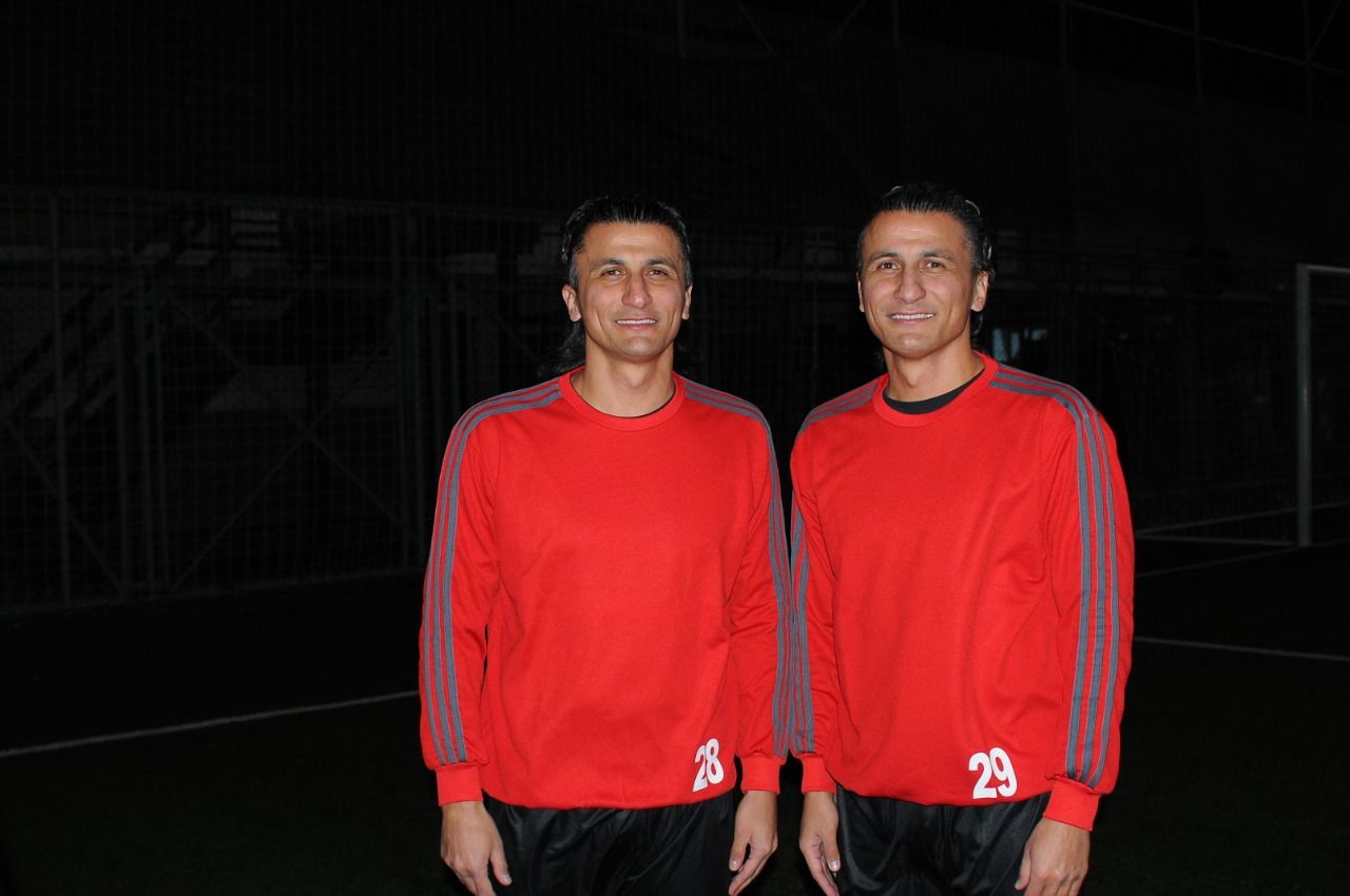 dha İkiz futbolcular, hakemlerin kafasını karıştırıyor