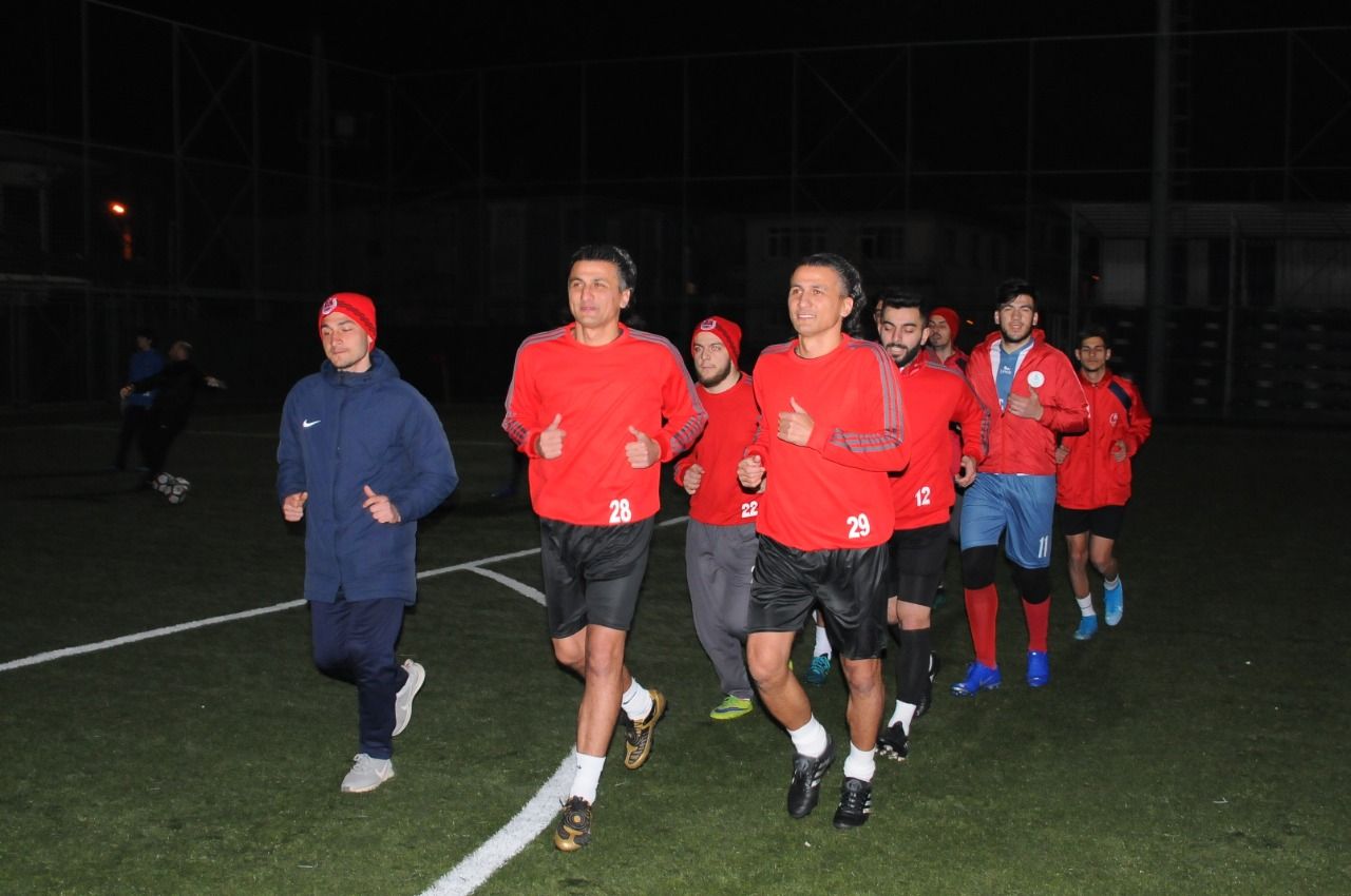 dha İkiz futbolcular, hakemlerin kafasını karıştırıyor