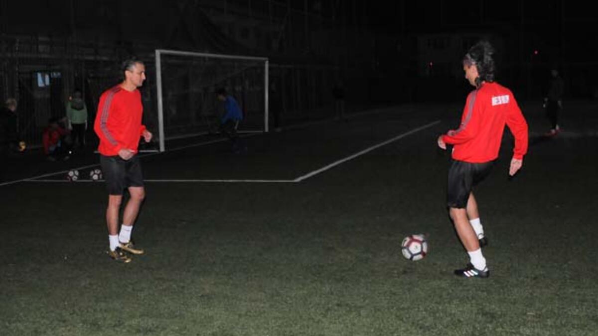 dha İkiz futbolcular, hakemlerin kafasını karıştırıyor