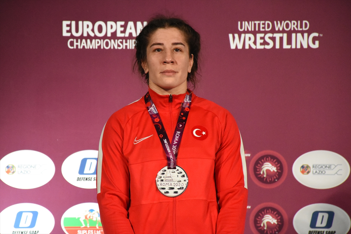 a Yasemin Adar, Avrupa Güreş Şampiyonası'nda ikinci oldu