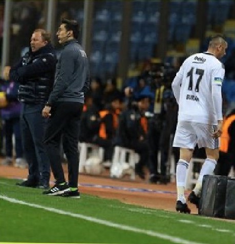 Burak soyunma odasına gitti