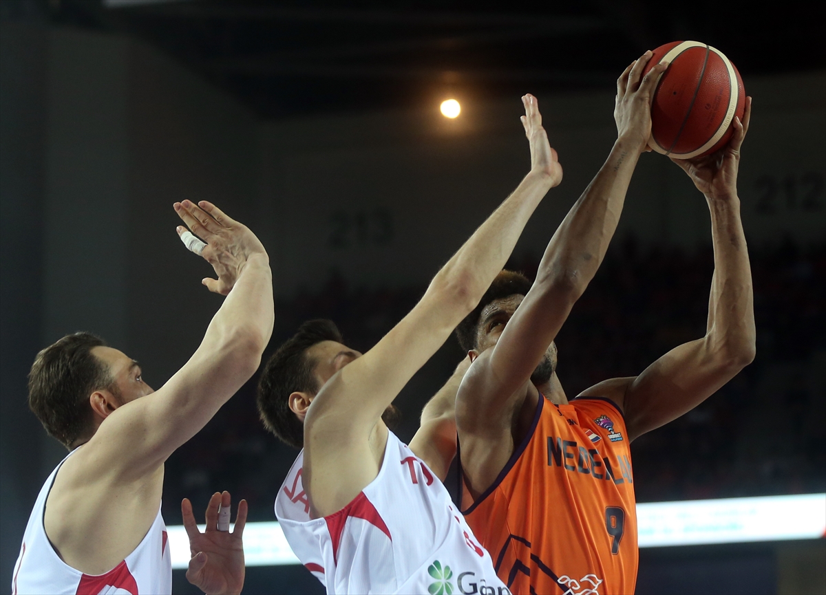 12 Dev Adam Avrupa'da kötü başladı