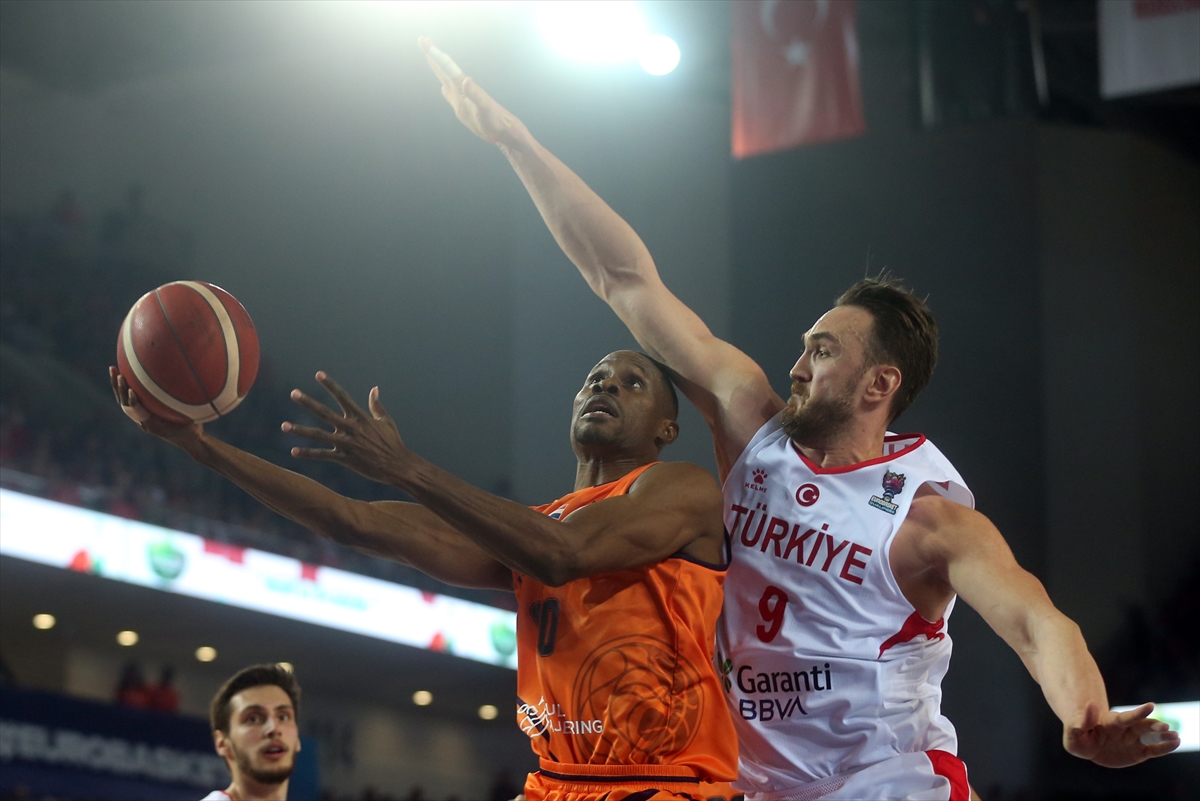 12 Dev Adam Avrupa'da kötü başladı