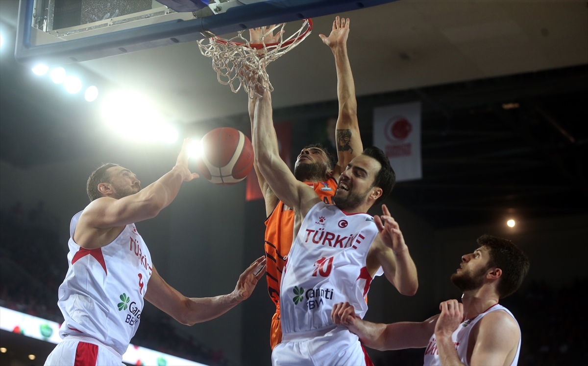 12 Dev Adam Avrupa'da kötü başladı