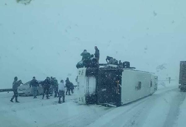 Taraftarları taşıyan otobüs kaza yaptı