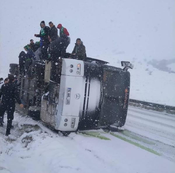 Taraftarları taşıyan otobüs kaza yaptı