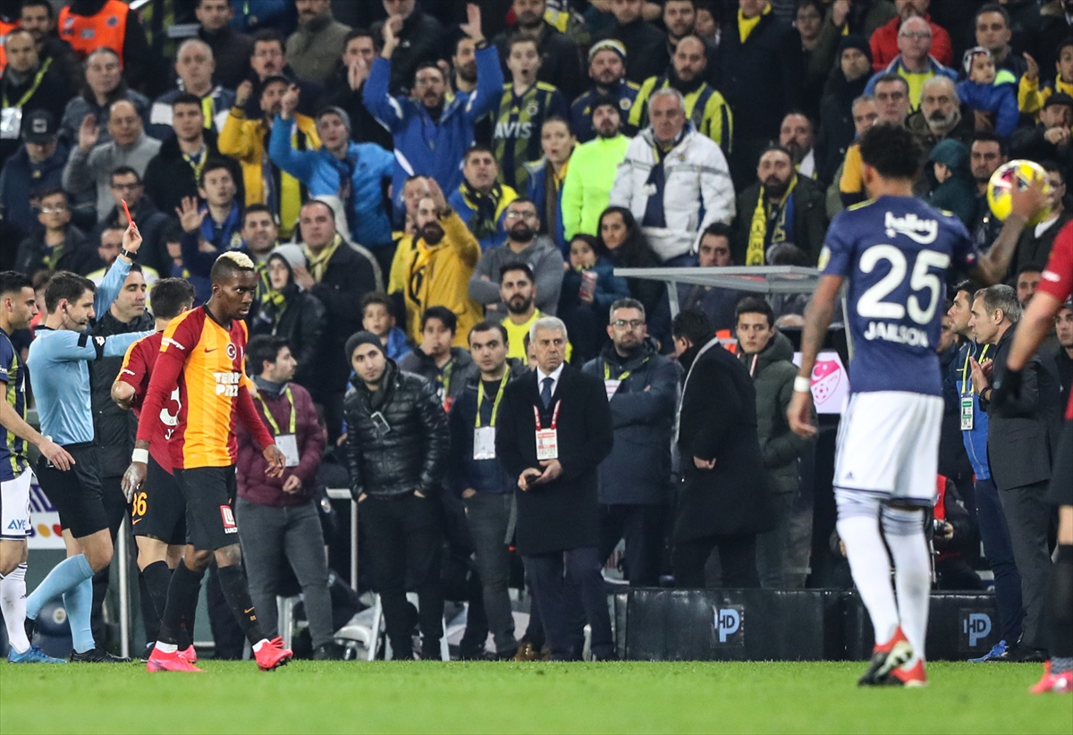 Derbide kartlar havada uçuştu