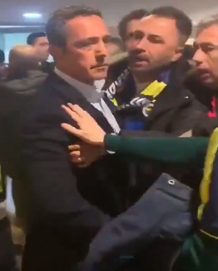 Ali Koç'un taraftarların üzerine yürüdüğü anlar