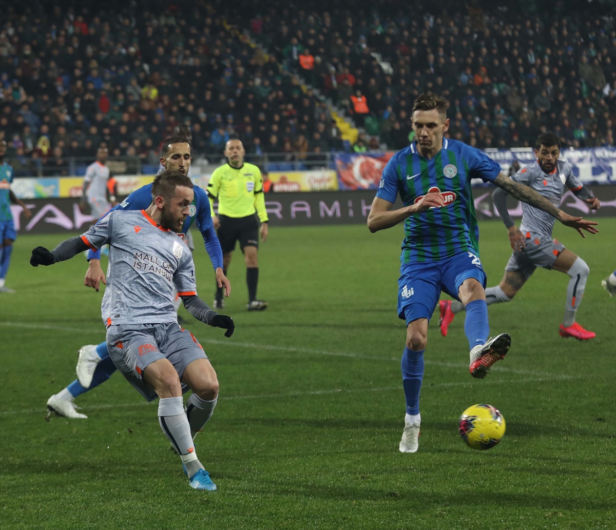 a Başakşehir, Rizespor'u yenerek liderliğe yükseldi