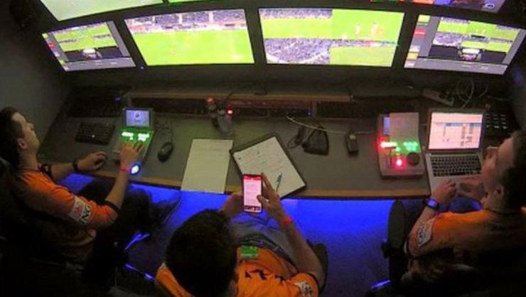 VAR hakemi maç esnasında telefonla oynarken görüntülendi