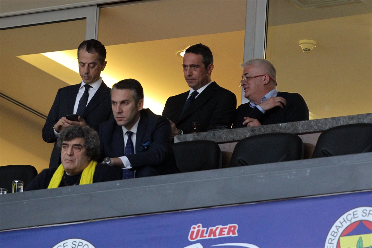 a Fenerbahçeli taraftarlar Ali Koç'a tepki gösterdi