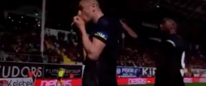 Burak Yılmaz kaptanlık pazubandını öptü