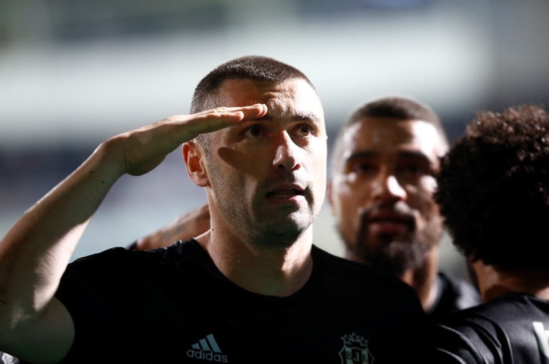 Burak Yılmaz kaptanlık pazubandını öptü
