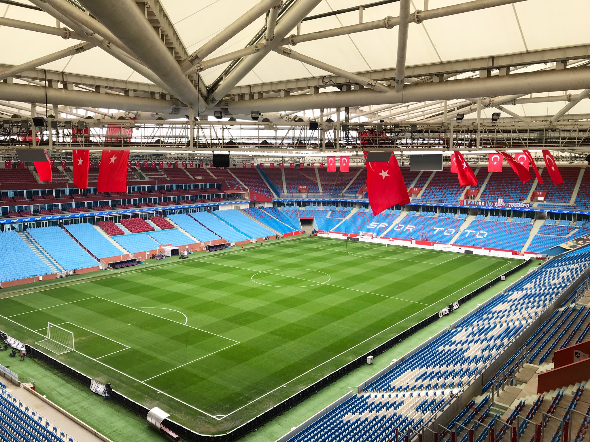 4 büyükler statlarına bayrak astı