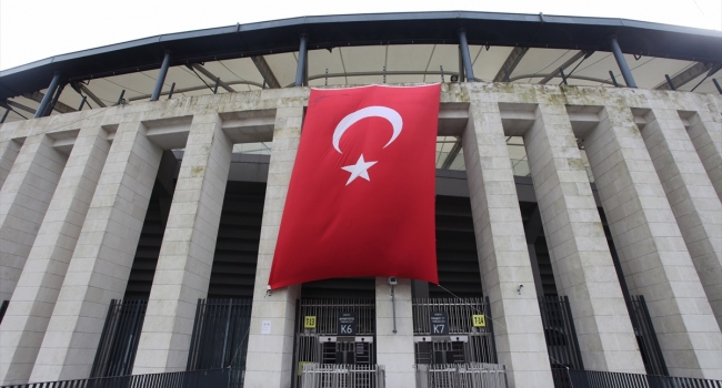 4 büyükler statlarına bayrak astı