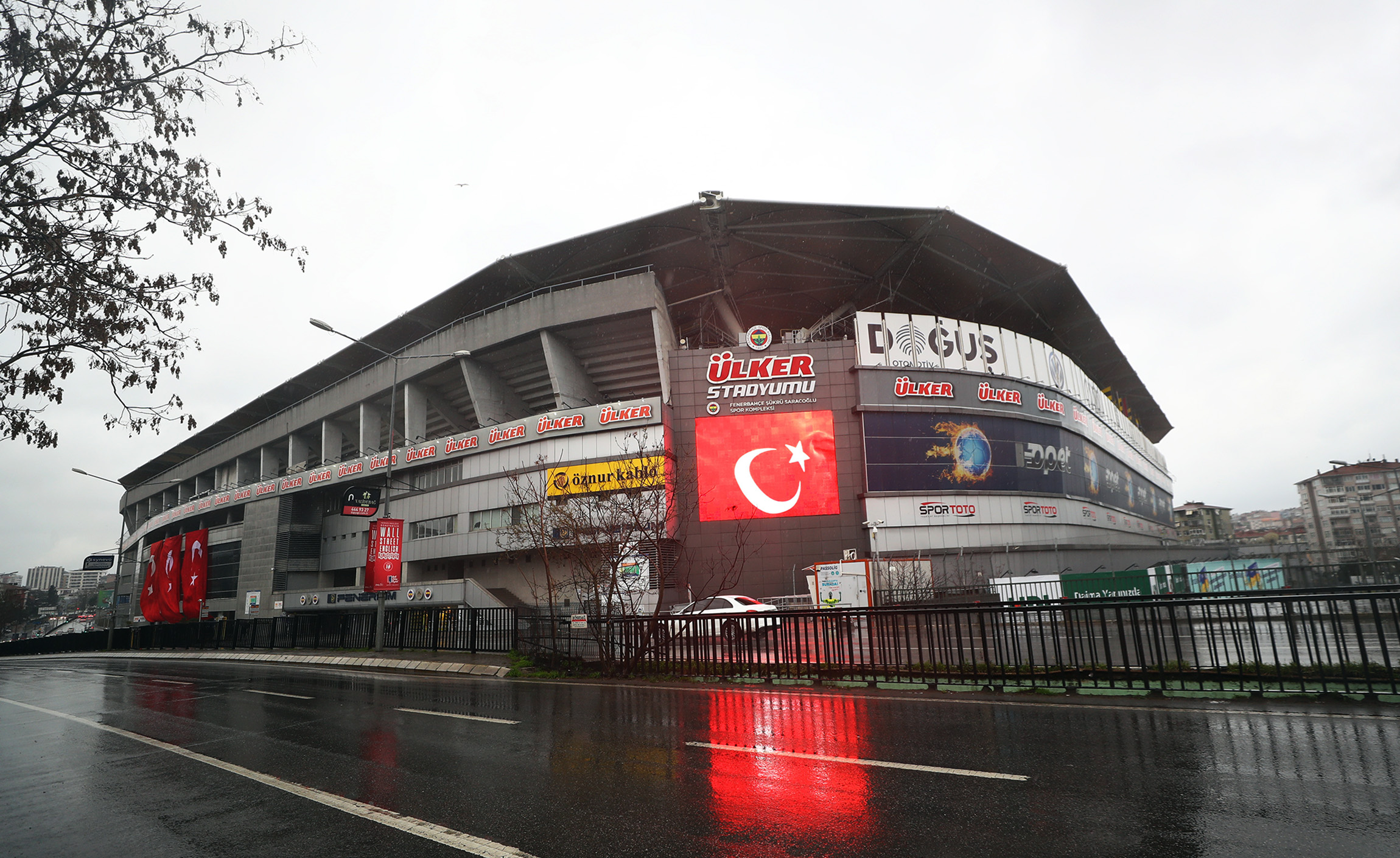 4 büyükler statlarına bayrak astı