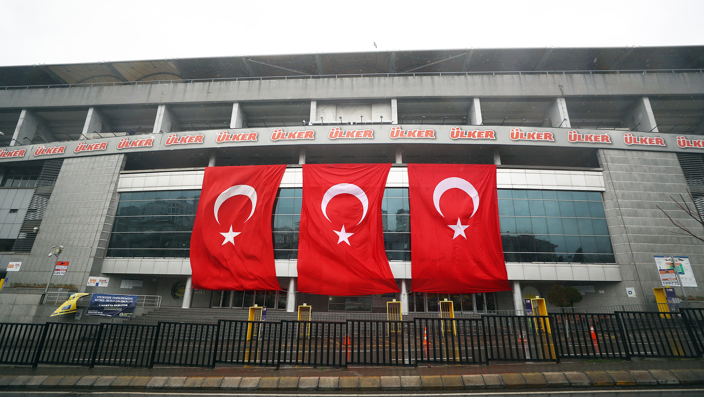 4 büyükler statlarına bayrak astı