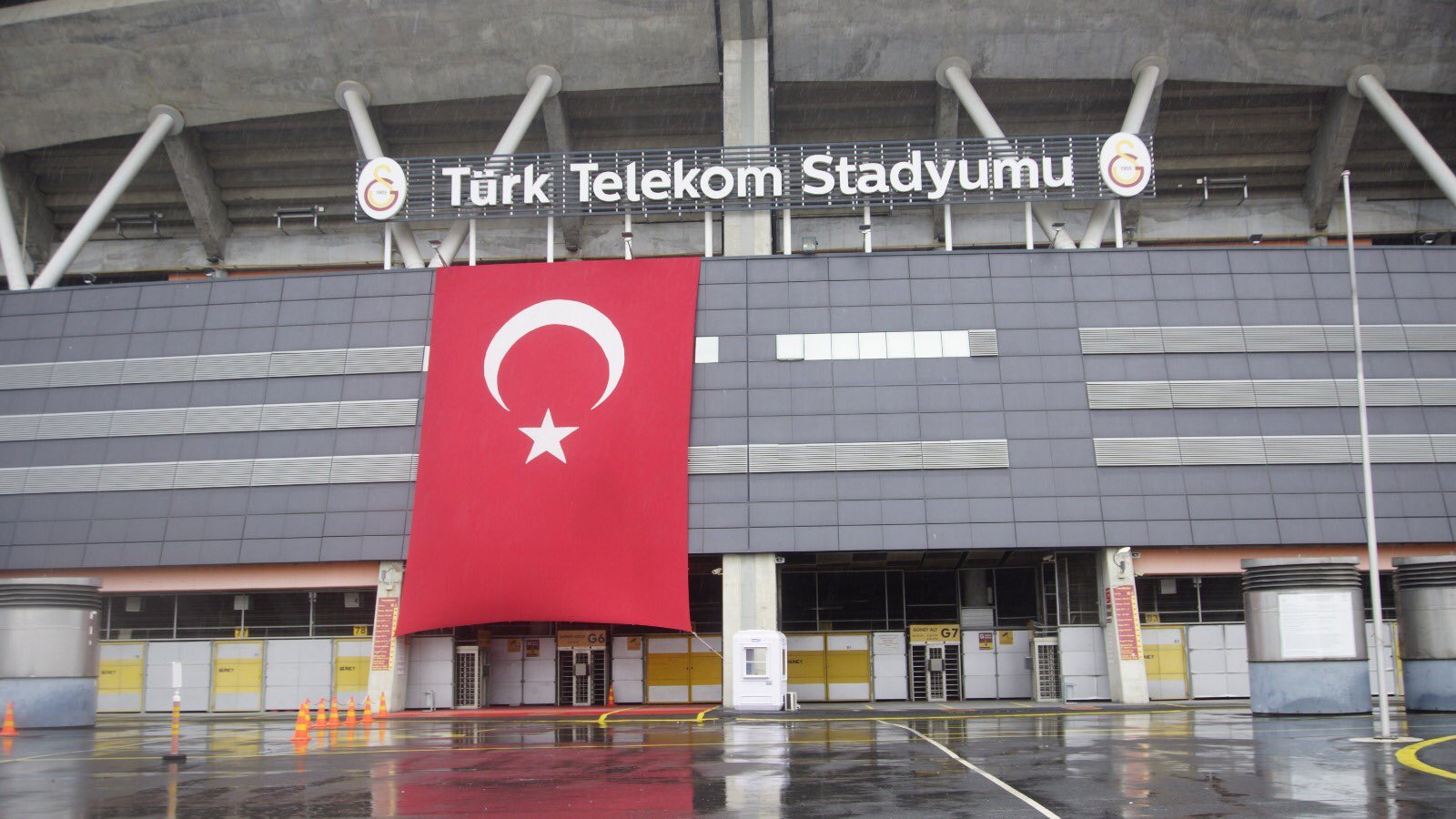 4 büyükler statlarına bayrak astı