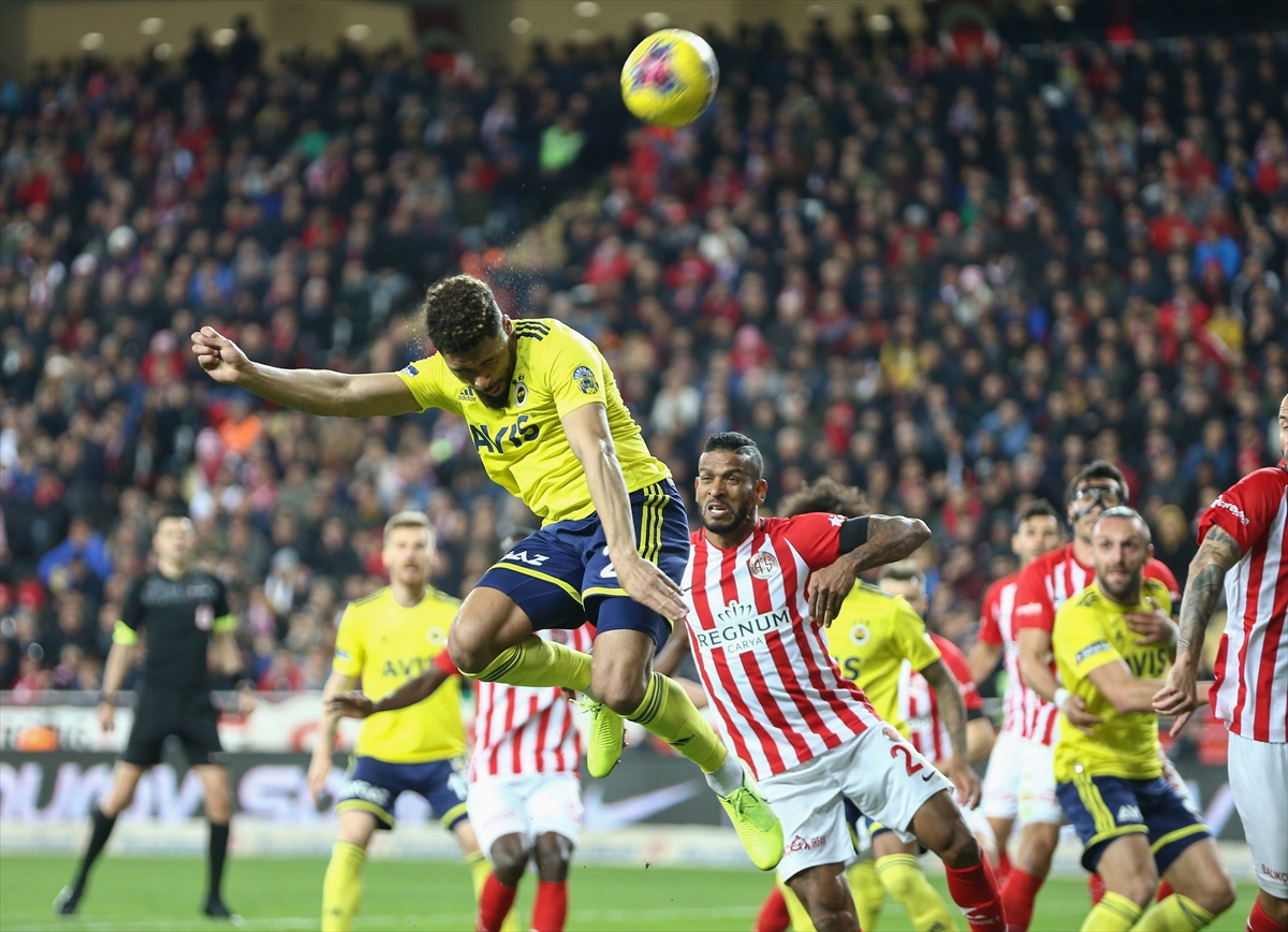 a Fenerbahçe, Antalya'dan 1 puanla döndü