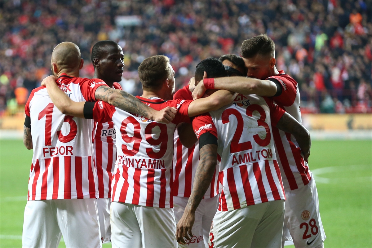 Fenerbahçe, Antalya'dan 1 puanla döndü