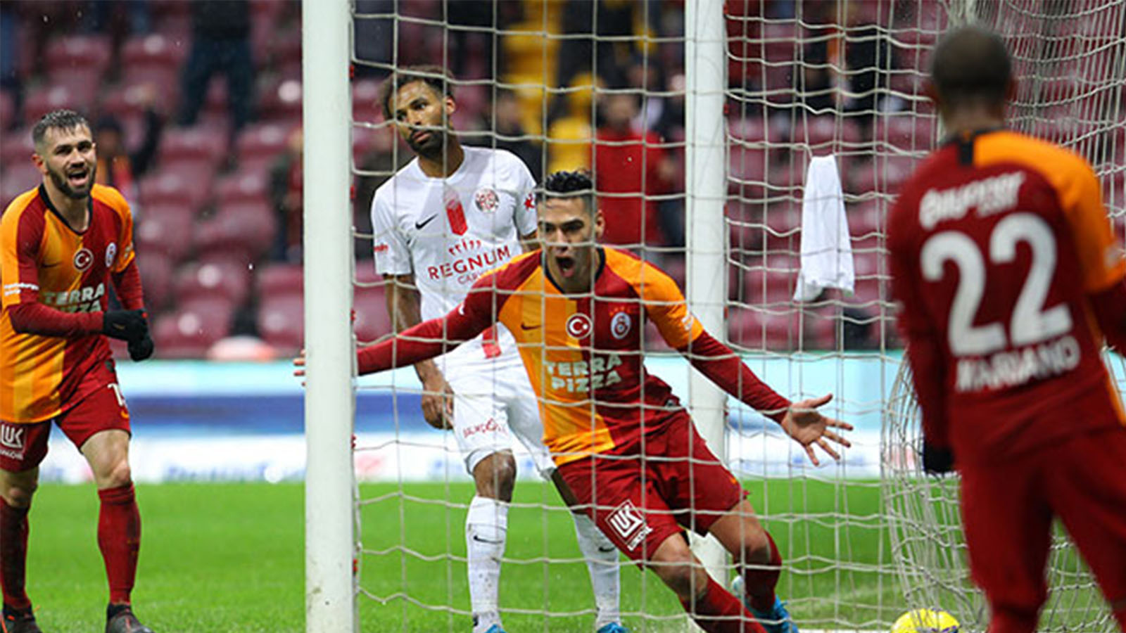 G.Saray'da Ömer Bayram ve Mariano'dan harika performans