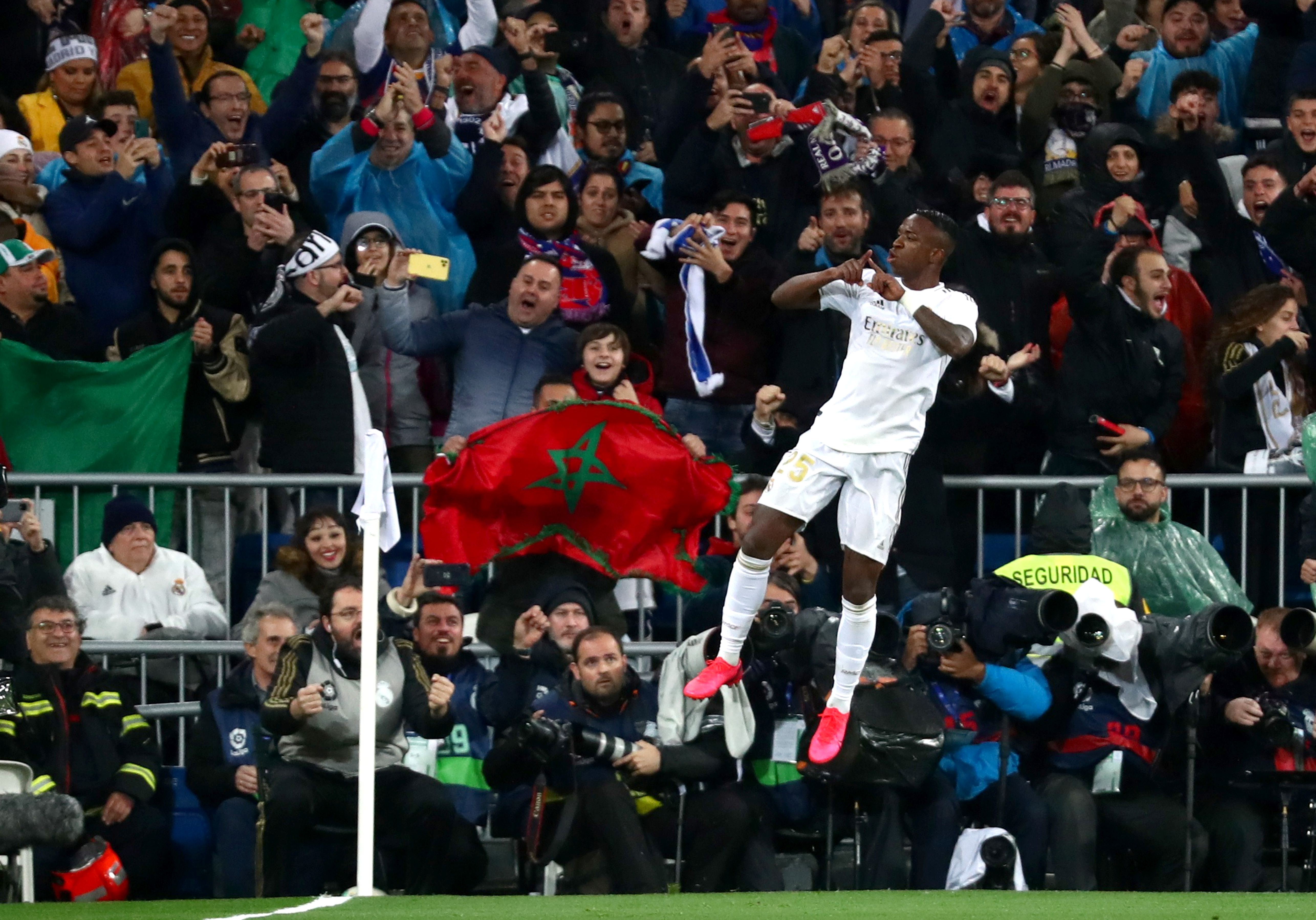 Real Madrid evinde Barcelona'yı mağlup etti