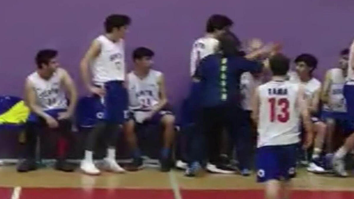 Gençler basketbol maçında antrenör, oyuncusuna saldırdı