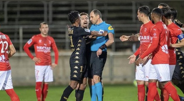 Fransa'da hakemi iten futbolcuya 6 ay men cezası