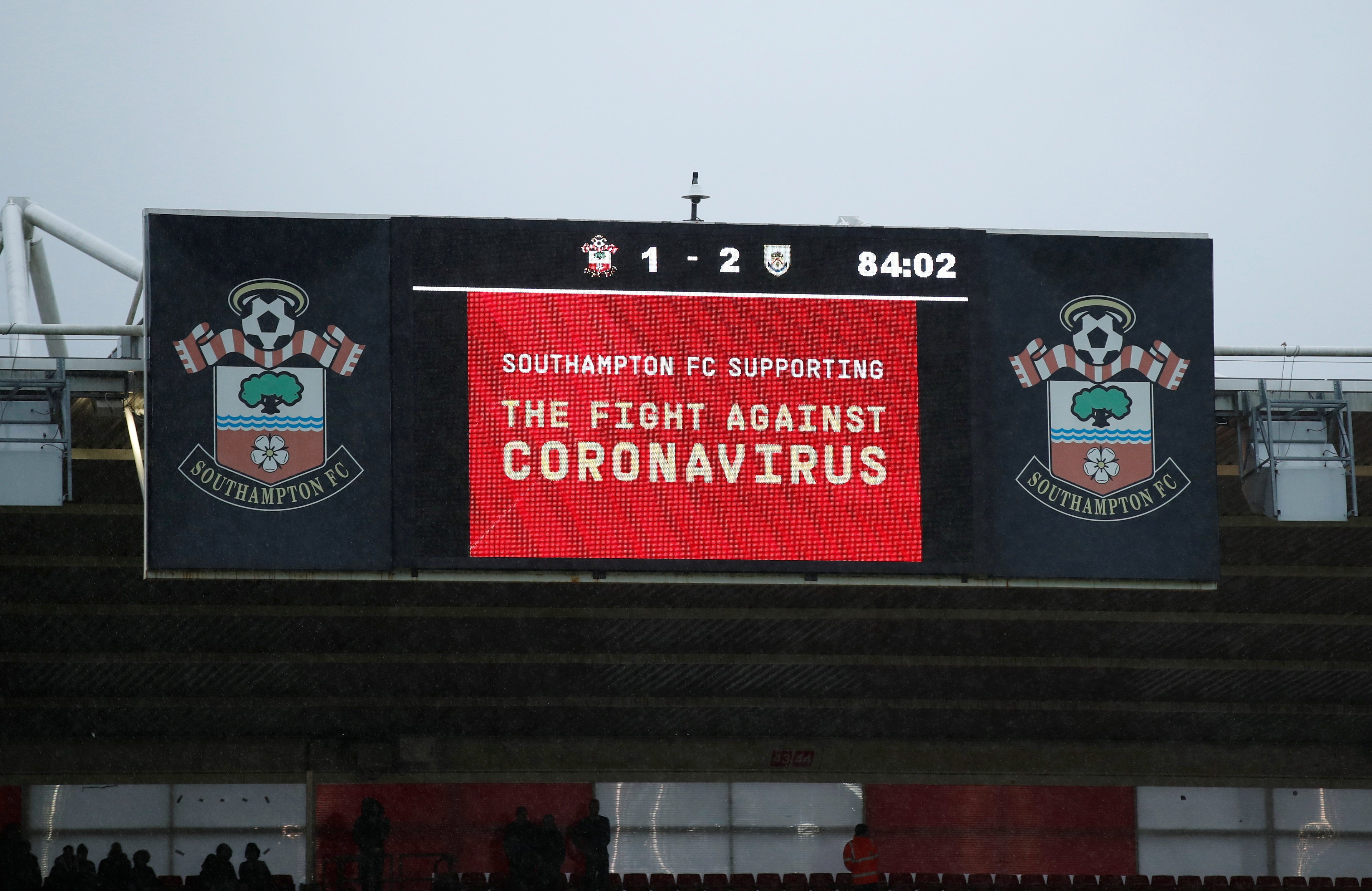 r Premier Lig maçları öncesinde el sıkışma yasaklandı