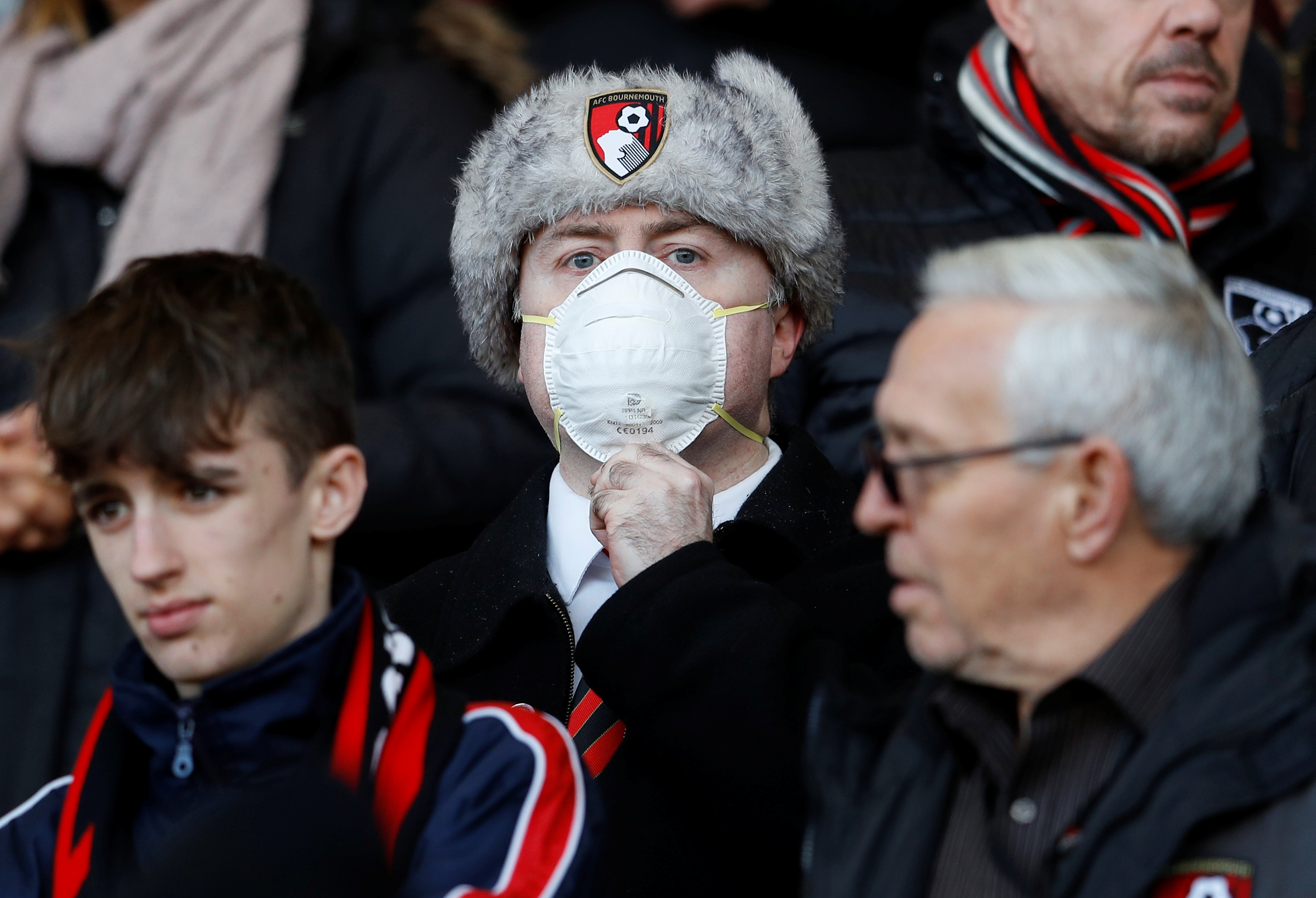 r Premier Lig maçları öncesinde el sıkışma yasaklandı